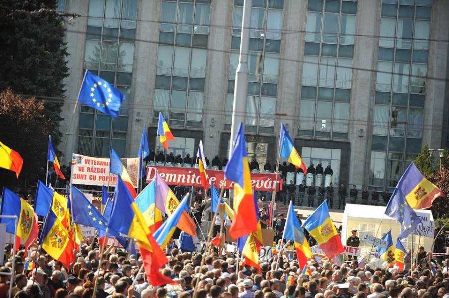 Ce s-a intamplat la protestul organizat de DA: indemn la nesupunere civica si tensiuni la parlament