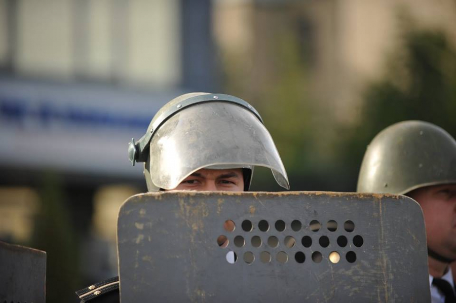 GALERIE FOTO: Scut omenesc in PRIMA linie. Incordare pe fetele politistilor in timpul protestelor
