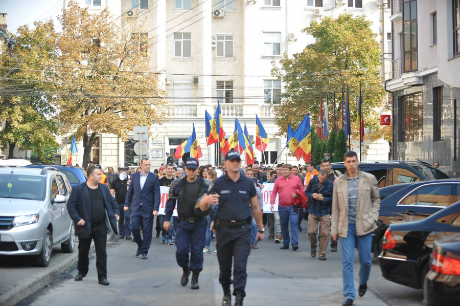 GALERIE FOTO - Primaria si ANRE-ul: PICHETATE. Noi dislocari de politisti. Aflati care tabara protesteaza