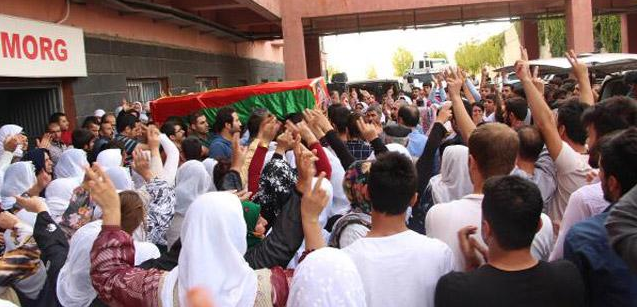 IMAGINI SOCANTE: Cadavrul unui rebel kurd, maltratat de politisti turci. Cazul a declansat un val de proteste - FOTO