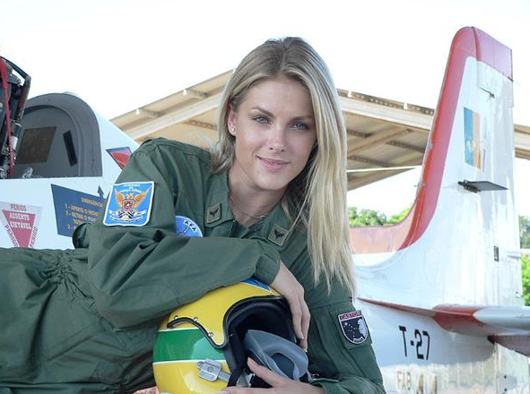 Propaganda rusa a dat-o in bara. Au inceput sa "fabrice" piloti - GALERIE FOTO