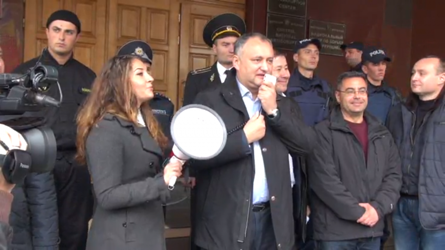 Dodon protesteaza iar: "Pe 15 inconjuram Parlamentul. Intra toti deputatii si nu iese nimeni pana nu luam deciziile necesare."