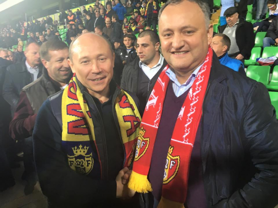 De pe baricade opuse la strangere de mana? Igor Dodon si Valeriu Strelet, surprinsi intr-o ipostaza amicala in tribunele stadionului Zimbru - GALERIE FOTO