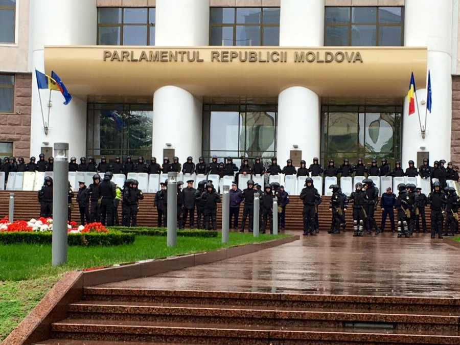 Perchezitionare in corturile lui Dodon. "De dimineata cauta bombe, arme si droguri" Dislocari la Parlament GALERIE FOTO