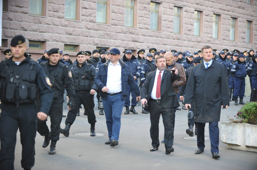 GALERIE FOTO: Guvernul si Parlamentul - BARICADATE de sute de politisti. Ministrul de Interne isi organizeaza fortele de la fata locului