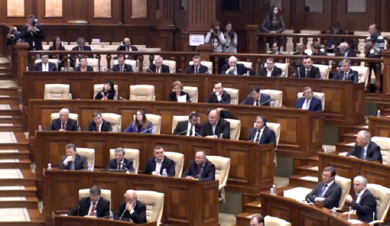 SEDINTA Parlamentului a inceput. Dodon: "Cine ne conduce? Unul demis pentru coruptie, altul - dat in cautare de Interpol, al treilea a fugit de la Colonita"