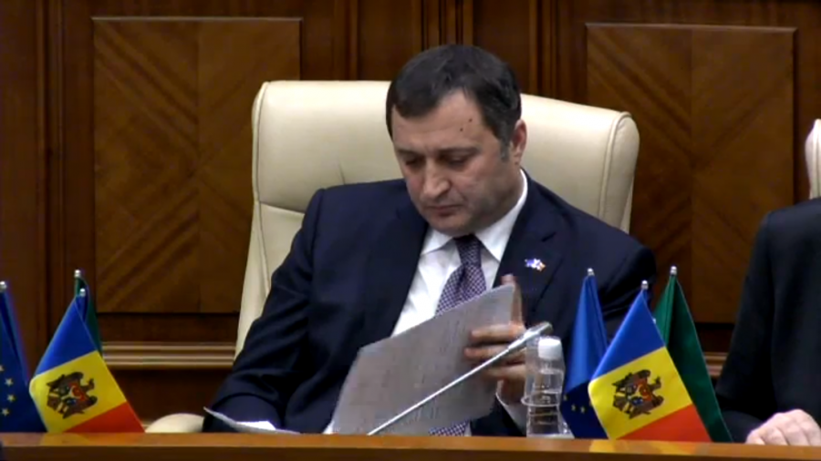 Comisia juridica discuta RIDICAREA imunitatii lui Vlad Filat. Dodon: "Daca se amana, intram cu oamenii in Parlament!"