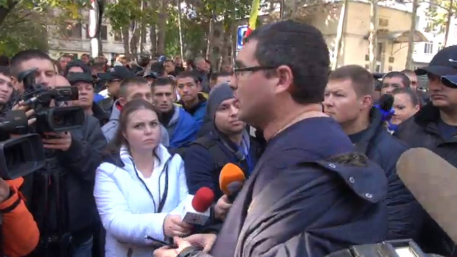 Un Mercedes pentru politistul care-l prinde pe Filat. Usatii: Filat e in Parlament si l-a chemat pe Cavcaliuc la fractiune