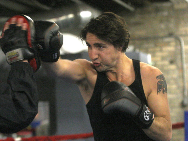 GALERIE FOTO - Noul premier al Canadei, Justin Trudeau, ar putea fi singurul lider mondial cu tatuaj. Ce desen are acesta