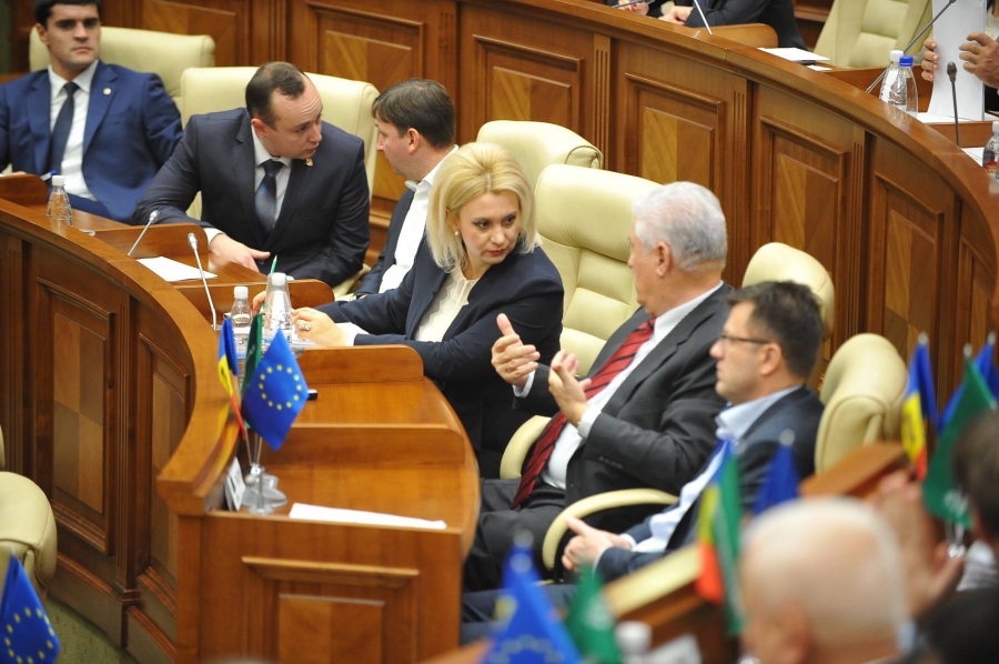 Disensiuni in Parlament. Voronin: "E o rusine sa luam bani de la romani" . Fara deputatii PLDM, grantul nu poate fi acceptat