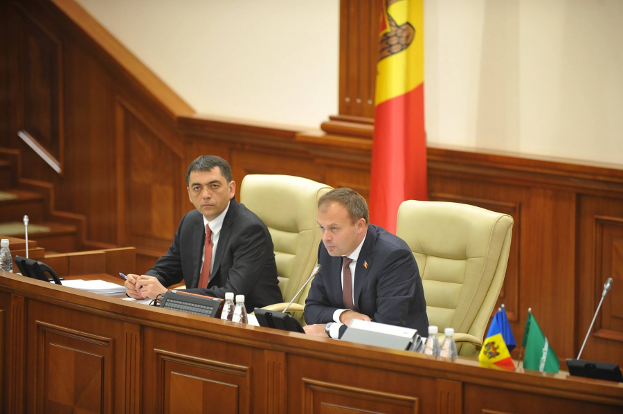 Candu si Voronin se inteleg de minune: ambii refuza sa discute demiterile cerute de socialisti. PL ii sustine