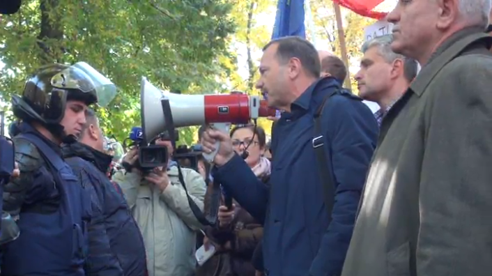 Platforma DA protesteaza in fata presedintiei "Timofti iesi din coma!" -  il cheama de partea poporului