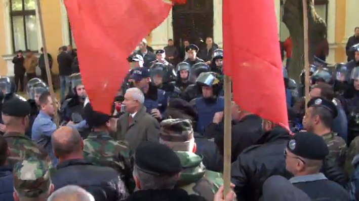 Protestatarii DA au ajuns la hotelul Codru. Scandeaza "Plahotniuc la puscarie!"
