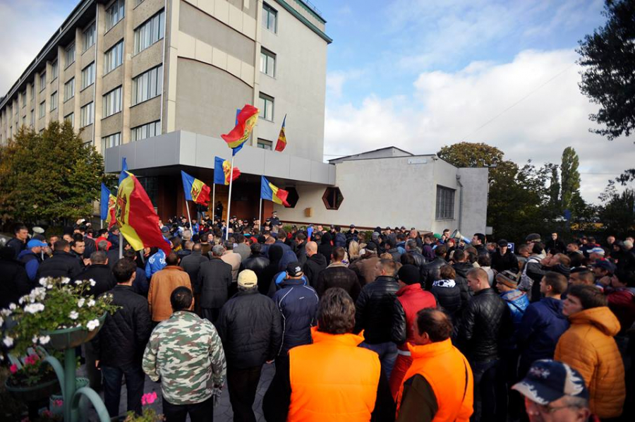 Sustinatorii lui Dodon si Usatii picheteaza cladirea CNA: Cer eliberarea liderului partidului de stanga PN - GALERIE FOTO