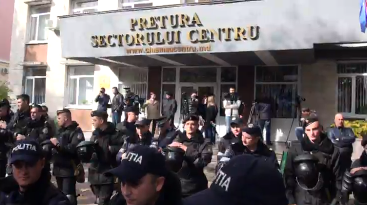 Sute de oameni in sustinerea lui Renato, la Judecatoria Centru. Au adus si un sicriu - FOTO
