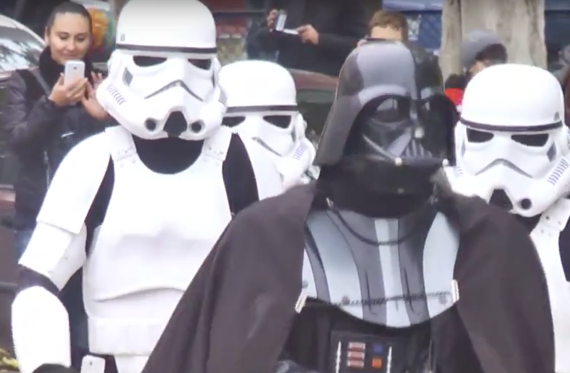 VIDEO - Alegerile locale din Ucraina: Darth Vader nu a fost lasat sa voteze, Chewbacca a fost retinut dupa o lupta cu politistii
