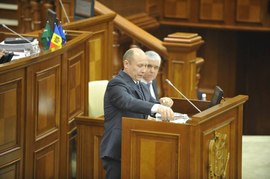 Prim-ministrul Strelet isi prezinta raportul in plenul Parlamentului