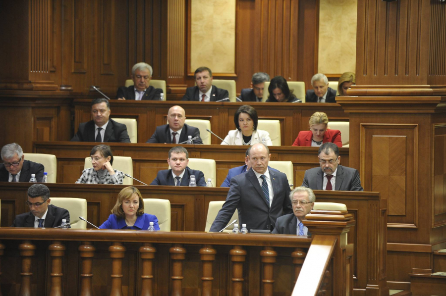 GALERIE FOTO: dezbaterea asupra DEMITERII Guvernului. Ministrii  PREZENTI in plenul Parlamentului