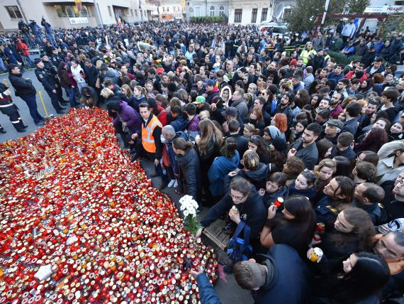 Mars impresionant in memoria victimelor din Colectiv: 12.000 de persoane. "Coruptia, indiferenta si lacomia ucid toata Romania"