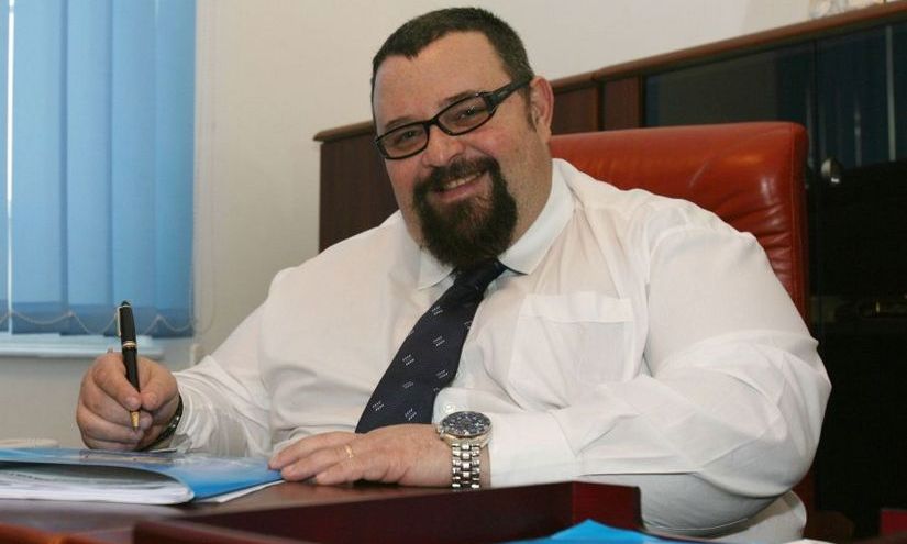 "De profesie, om" - Asa s-a semnat primarul Popescu Piedone, care si-a dat demisia dupa ce s-a baricadat toata dimineata in fata presei