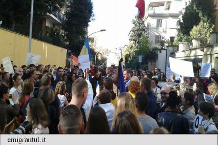 Romani, moldoveni si italieni participa la Roma la o manifestatie de solidaritate cu cei afectati de incendiul din clubul "Colectiv"