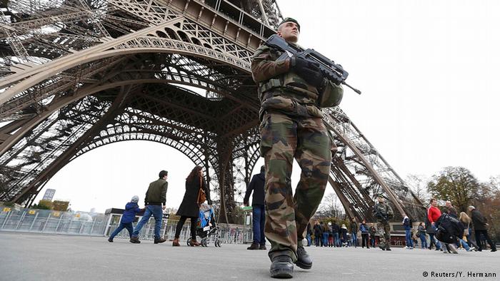 ATENTATELE din Paris: Hollande vrea sa prelungeasca starea de urgenta pentru trei luni