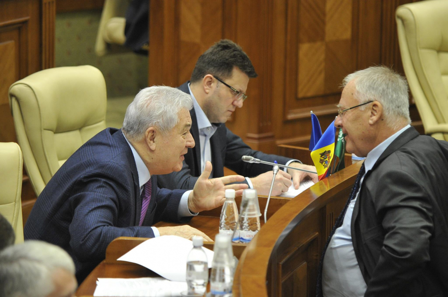 GALERIE FOTO - Miscari in colectivul de centru-stanga in Parlament.  Diacov glumeste cu Voronin si trece pe la socialisti