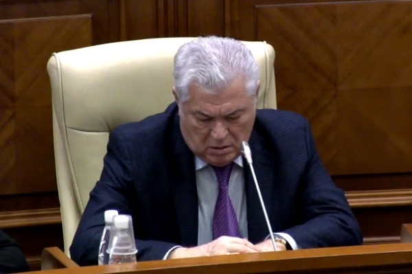 Dispute intre deputati. Voronin: "De ce in sala Parlamentului a fost un fel de \'Sabas NATOvschii\'?" Candu: "Nu avem alt spatiu". Diacov: "Acesta e \'napliv\' patriotic de-al colegilor nostri"