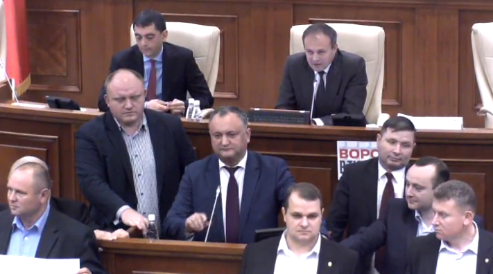 Protest in plenul Parlamentului. PSRM a blocat tribuna: "Noi vom sta aici! Candu sa vina la noi la covor"