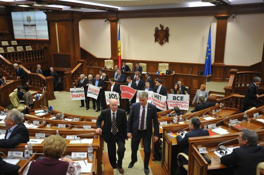 GALERIE FOTO: Socialistii protesteaza in plenul Parlamentului. Alti deputati ii fotografiaza
