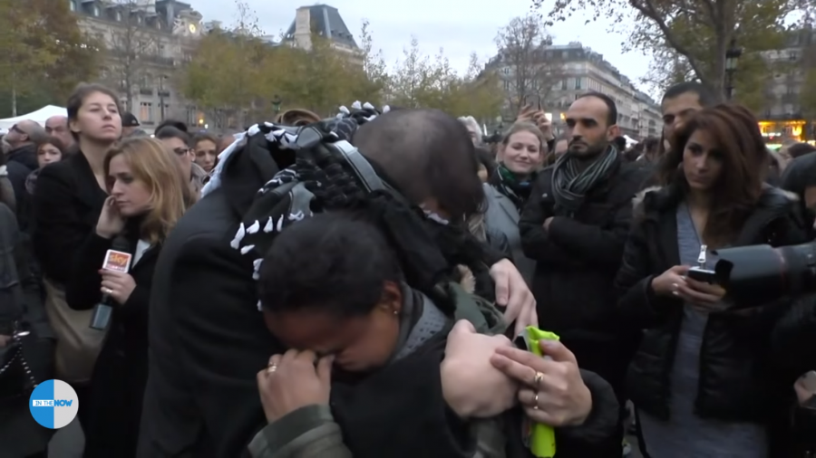 Musulman legat la ochi in centrul Parisului: Daca aveti incredere in mine, imbratisati-ma! O femeie a inceput sa planga - VIDEO