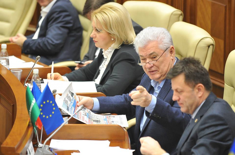 Citeste bancuri, ii este dor de... "putere", dar reuseste sa voteze si propuneri legislative. Cum a fost surprins Vladimir Voronin la sedinta Parlamentului - GALERIE FOTO