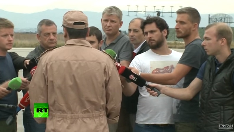 Pilotul bombardierului rus Su-24, doborat de catre aviatia turca, citeste raspunsurile de pe foaie, in fata presei? - VIDEO
