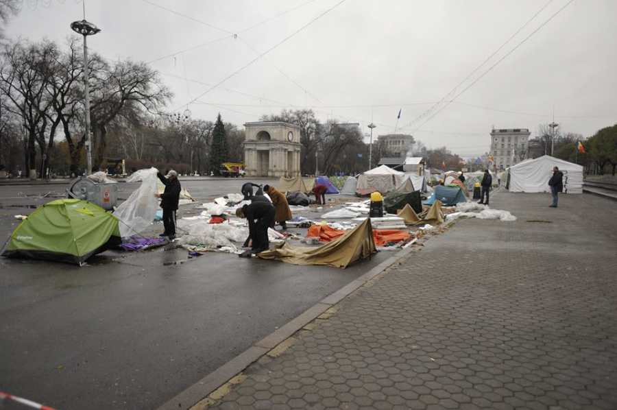 Protestatarii din PMAN se gatesc de iarna: Corturile de vara sunt inlocuite cu cele pentru perioada rece a anului