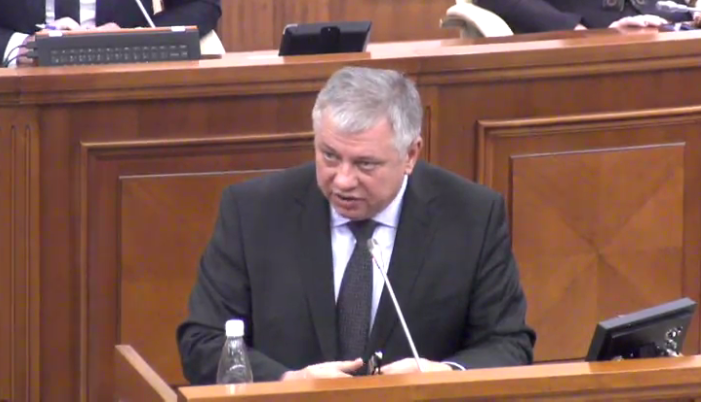 Hohote in Parlament. Voronin: "Ce v-ati legat de ministru, el are merite, a distrus o retea de benzinarie din Rusia". Arapu: "Va rog sa va cereti scuze"