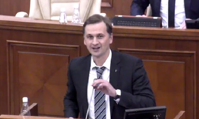 Guvernatorul BNM, audiat in Parlament. Voronin: "Eu propun ca lui Dragutanu sa ii fie deschis dosar penal pentru neglijenta in serviciu"