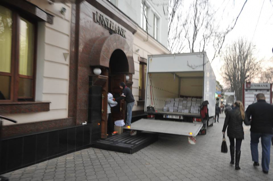 Lichidarea celor trei banci continua. Un camion plin cu acte, surprins la sediul central Unibank - GALERIE FOTO
