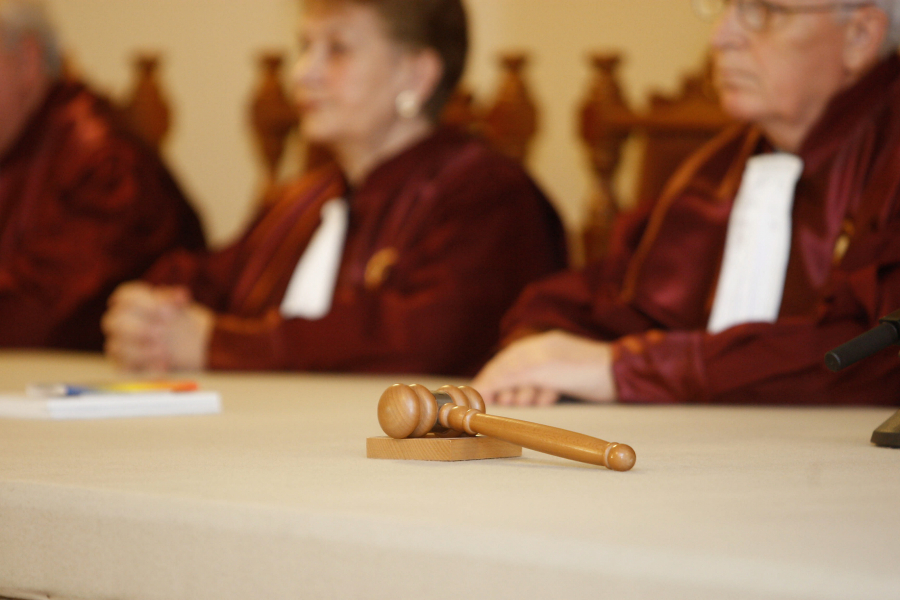 Un grup de deputati a contestat la CC hotararea Parlamentului de anulare a actului de numire in functie a conducerii ANRE
