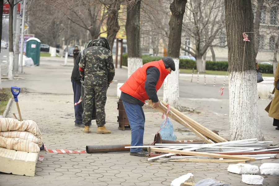GALERIE FOTO - Protestatarii de stanga si-au retras corturile din fata cladirii ministerului Agriculturii. Care este motivul