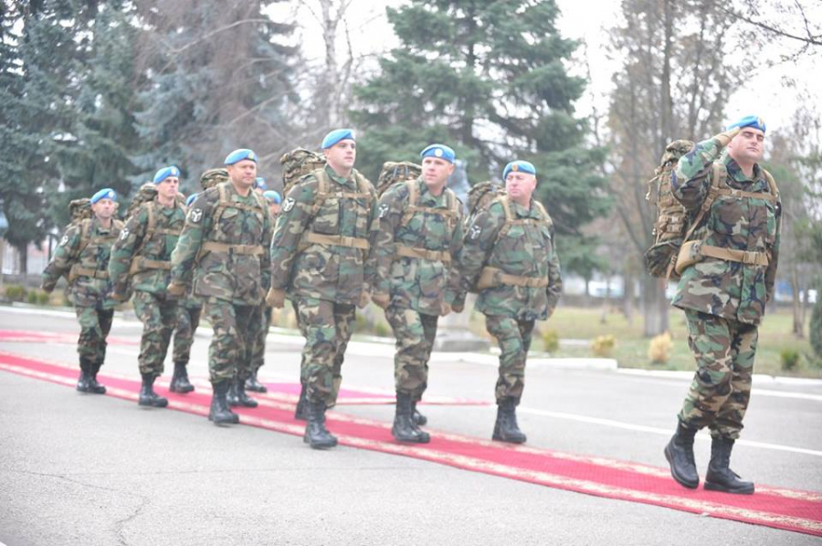 "Ii asteptam acasa. O sa-mi fie dor". GALERIE FOTO cu soldatii moldoveni care pleaca intr-o misiune de mentinere a pacii in Kosovo si ceremonia solemna - GALERIE FOTO