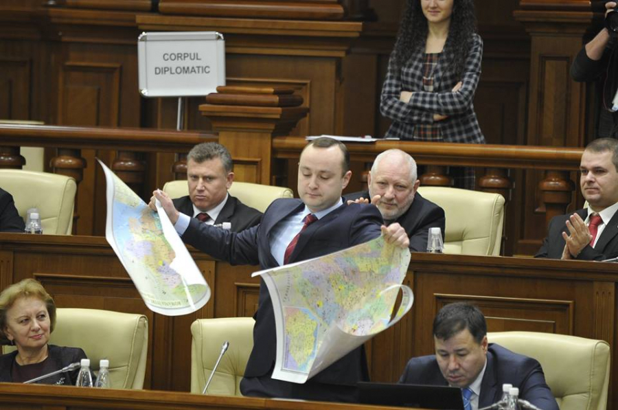 Momentul in care socialistul Vlad Batrancea RUPE harta Romaniei Mari, chiar in plenul Parlamentului - FOTO