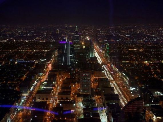 Arabia Saudita, deficit record de 98 mld. dolari in 2015 din cauza prabusirii pretului la petrol