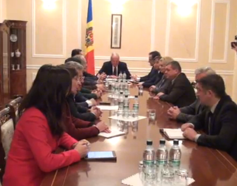 Presedintele Timofti se consulta cu PD, PL PLDM si deputati neafiliati. Sunt prezenti si doi dintre deputatii PLDM care au anuntat ca sunt gata de a vota un nou Guvern