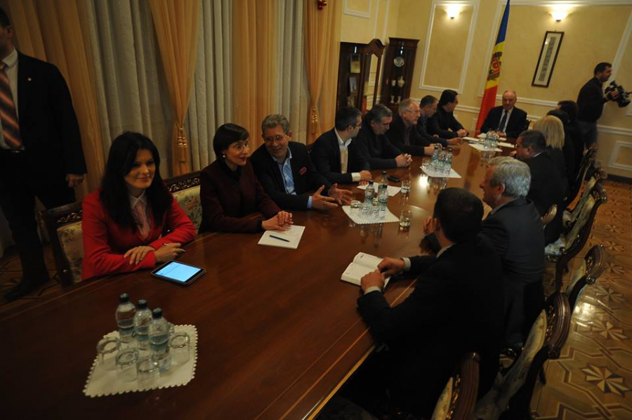 Zambitor, fostul comunist Artur Resetnicov ii strange mana lui Mihai Ghimpu. GALERIE FOTO de la consultarile fractiunilor cu Nicolae Timofti