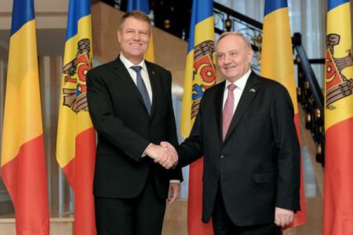 Presedintele Timofti i-a oferit Ordinul Republicii presedintelui roman Klaus Iohannis
