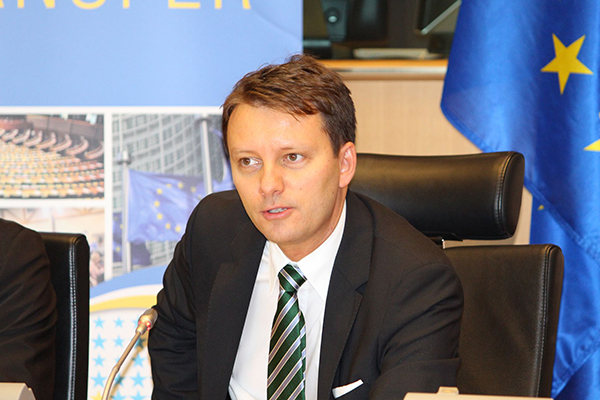 Europarlamentar: Politicienii din Moldova au o singura cale de a recastiga Ã®ncrederea UE