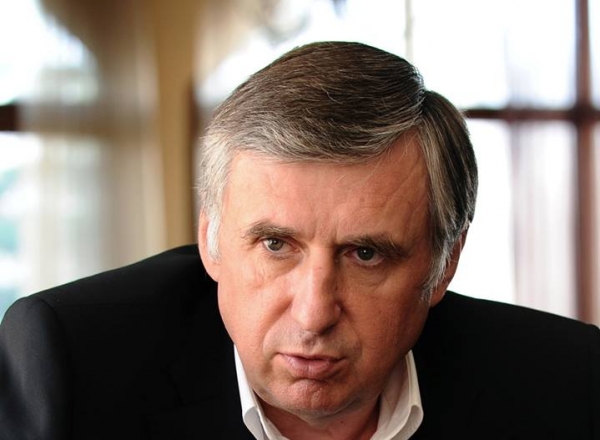 Ion Sturza indeamna la calm: "Cladirile statului sunt un bun al tuturor. Vom invinge necuratul cu lumina intelepciunii"