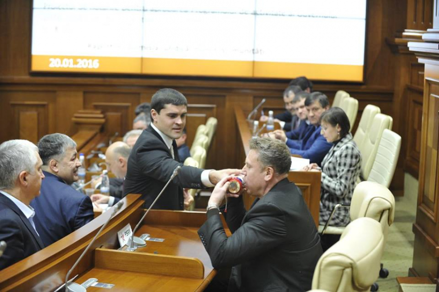 GALERIE FOTO - Votarea Guvernului Filip in Parlament. Vuvuzelele socialistilor, ocheada lui Marian Lupu catre Constantin Tutu, blocarea tribunei de catre fractiunea PSRM si schimbul de zambete dintre Resetnicov si Leanca