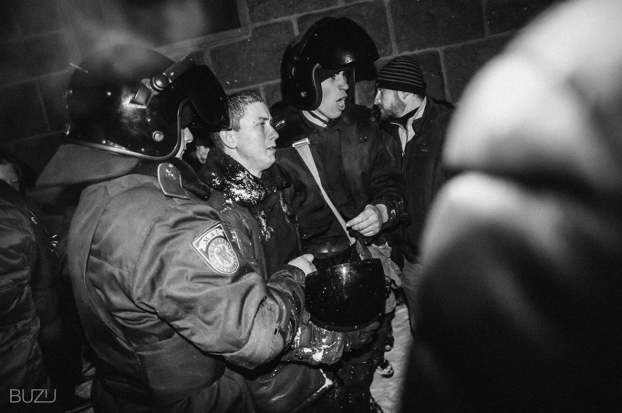 GALERIE FOTO de la protestele violente din fata legislativului. Imagini cu sute de politisti si manifestanti