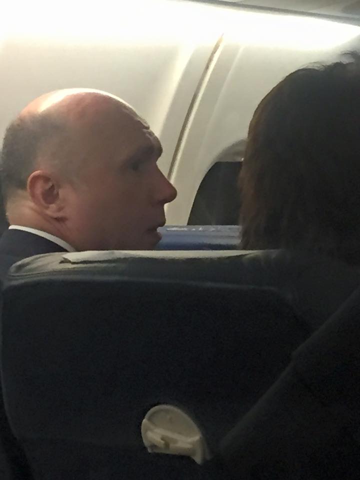 Premierul Filip, surprins in avionul de pe cursa Chisinau - Bucuresti - FOTO